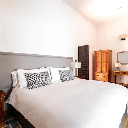 La Roca Rara - 8 Bedroom Villa Nerja